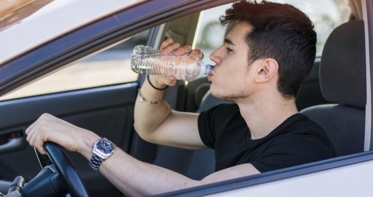ايّاكم وعدم شرب المياه أثناء قيادتكم لسياراتكم !